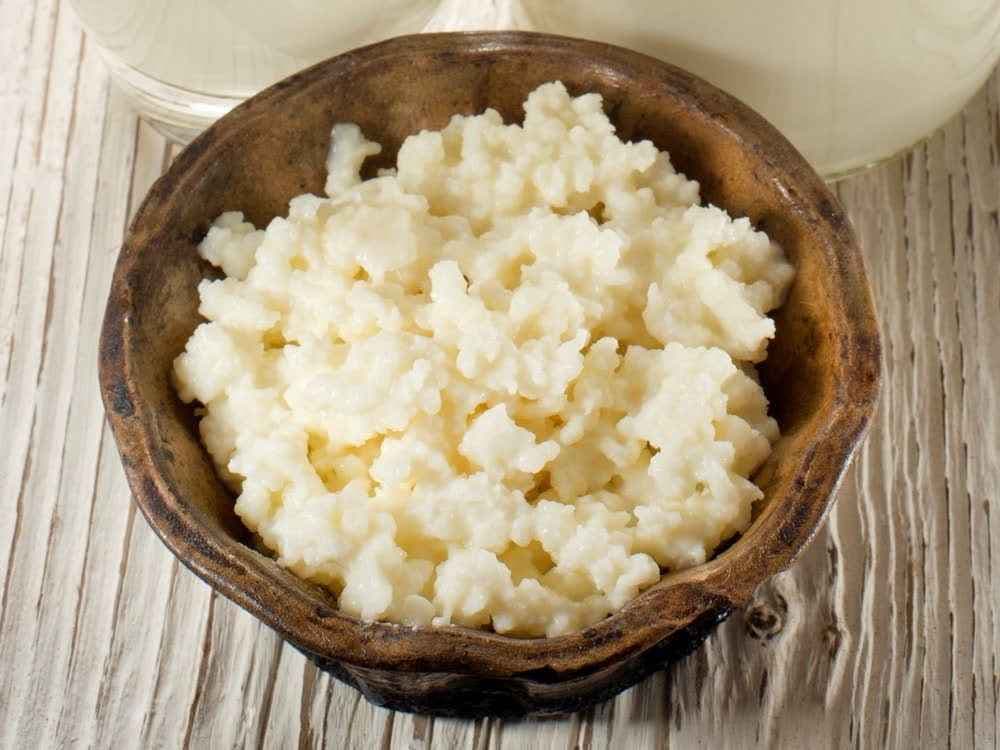 Kéfir fresco en vaso con granos